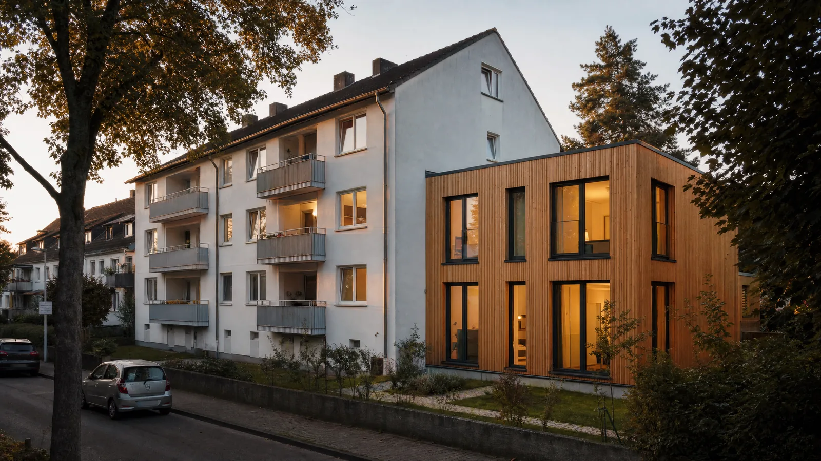 Mehrfamilienhaus mit seitlichem Anbau